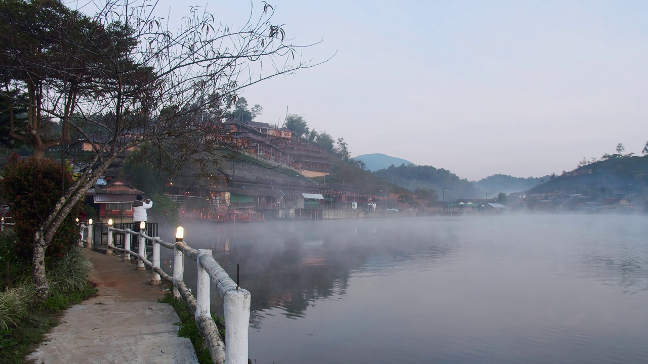 在泰国湄洪子班乐泰村的湖面上，早晨有雾的自然湖滨风景视频素材