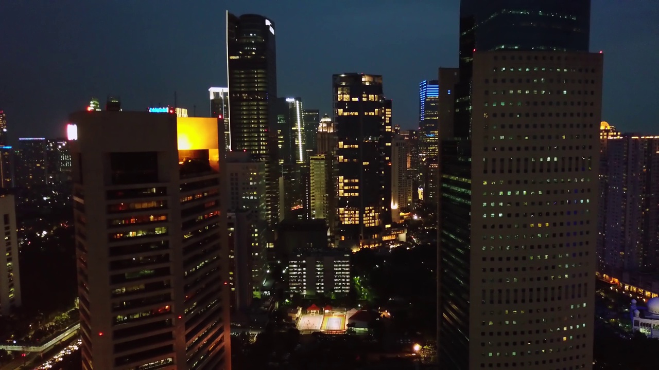 雅加达市中心美丽的空中夜景视频素材