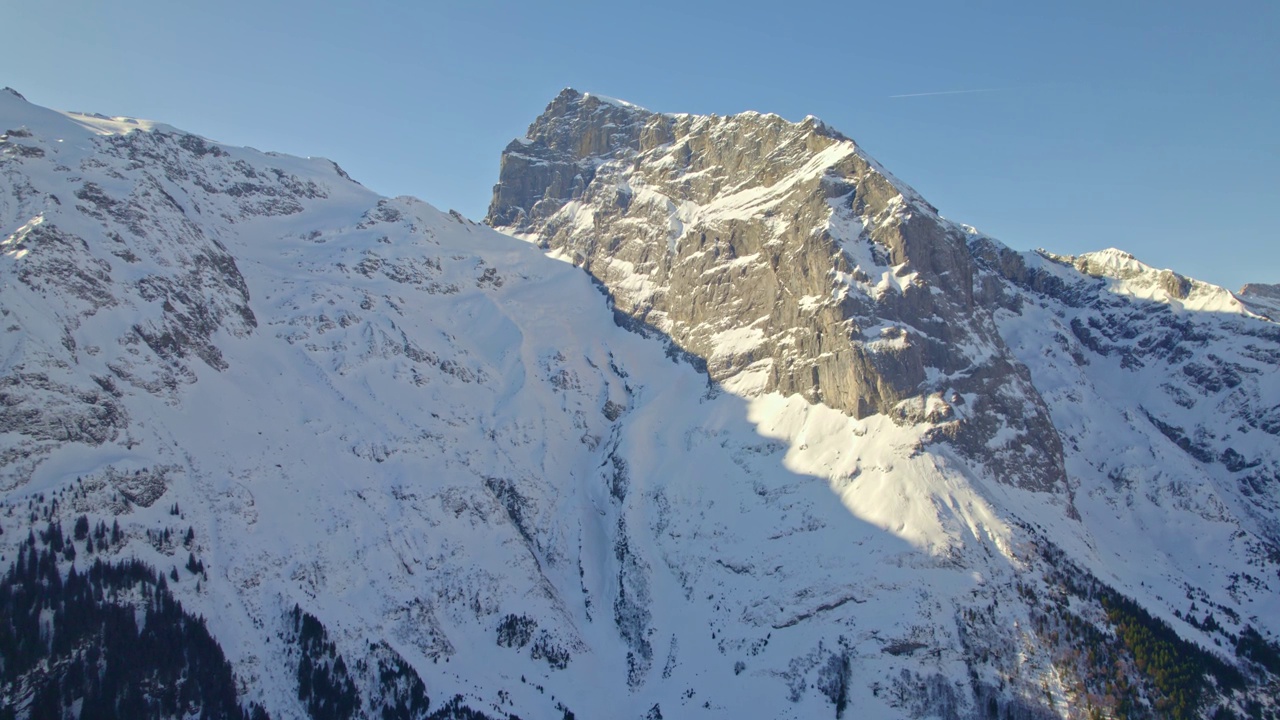 从滑雪胜地恩格尔看到的瑞士阿尔卑斯山脉著名山峰Titlis的全景鸟瞰图。视频素材