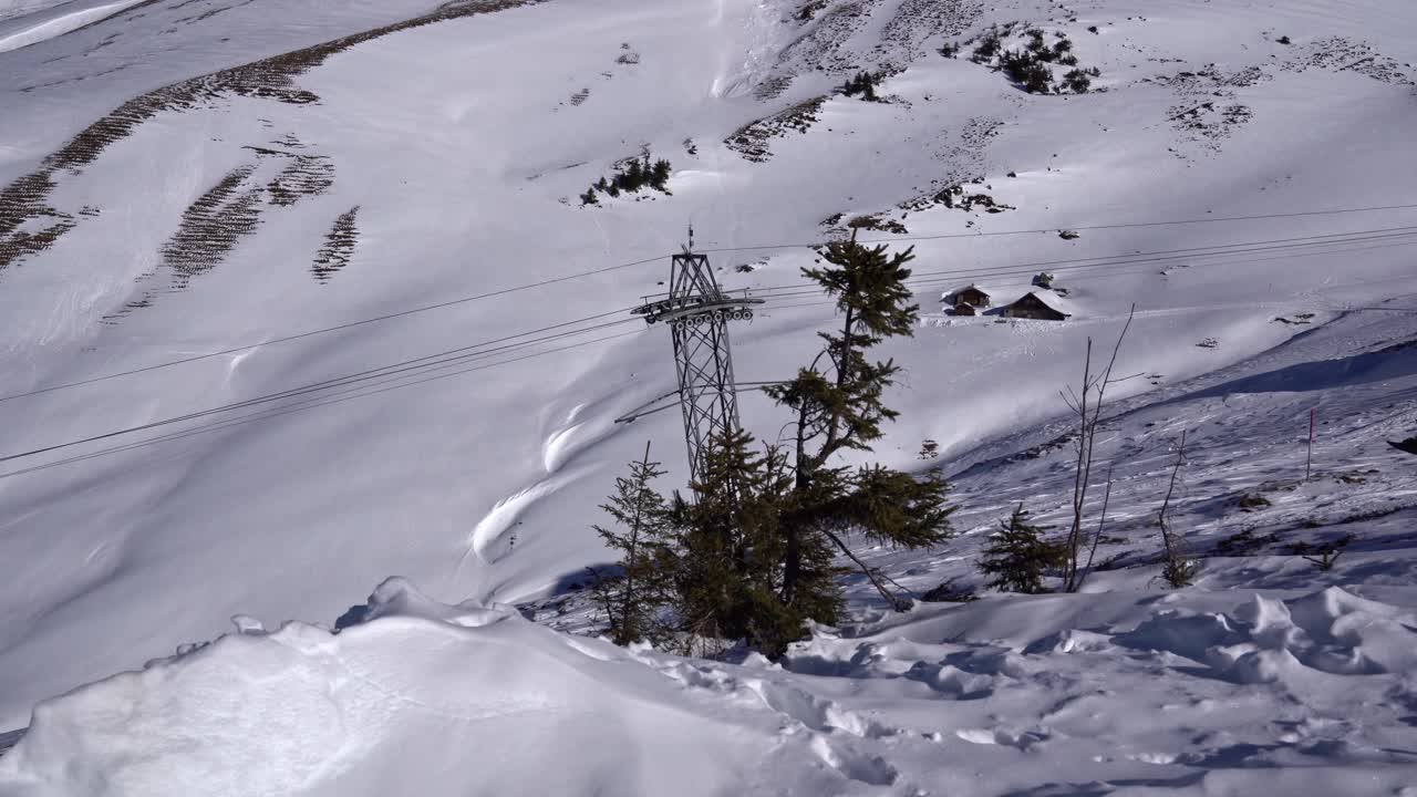 从滑雪胜地恩格尔看到的瑞士阿尔卑斯山脉的山景鸟瞰图和缆车站。视频素材