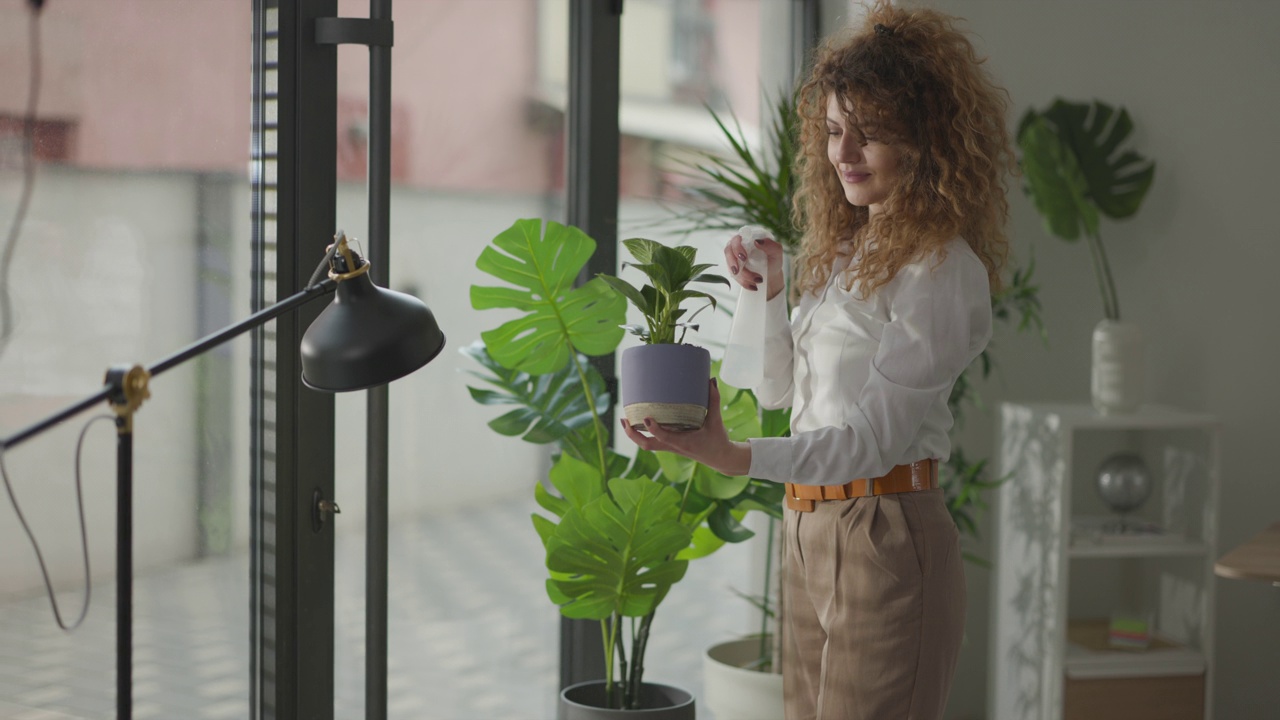 女人浇灌植物视频素材