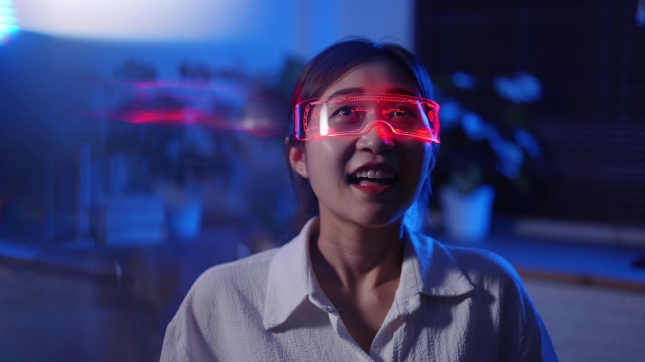 一名年轻的亚洲女子戴着虚拟现实耳机玩网络游戏，背景是霓虹灯视频素材画面1