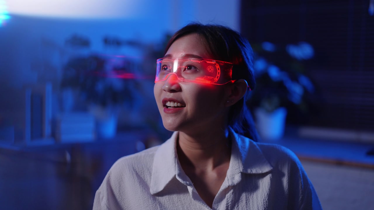 一名年轻的亚洲女子戴着虚拟现实耳机玩网络游戏，背景是霓虹灯视频素材画面3