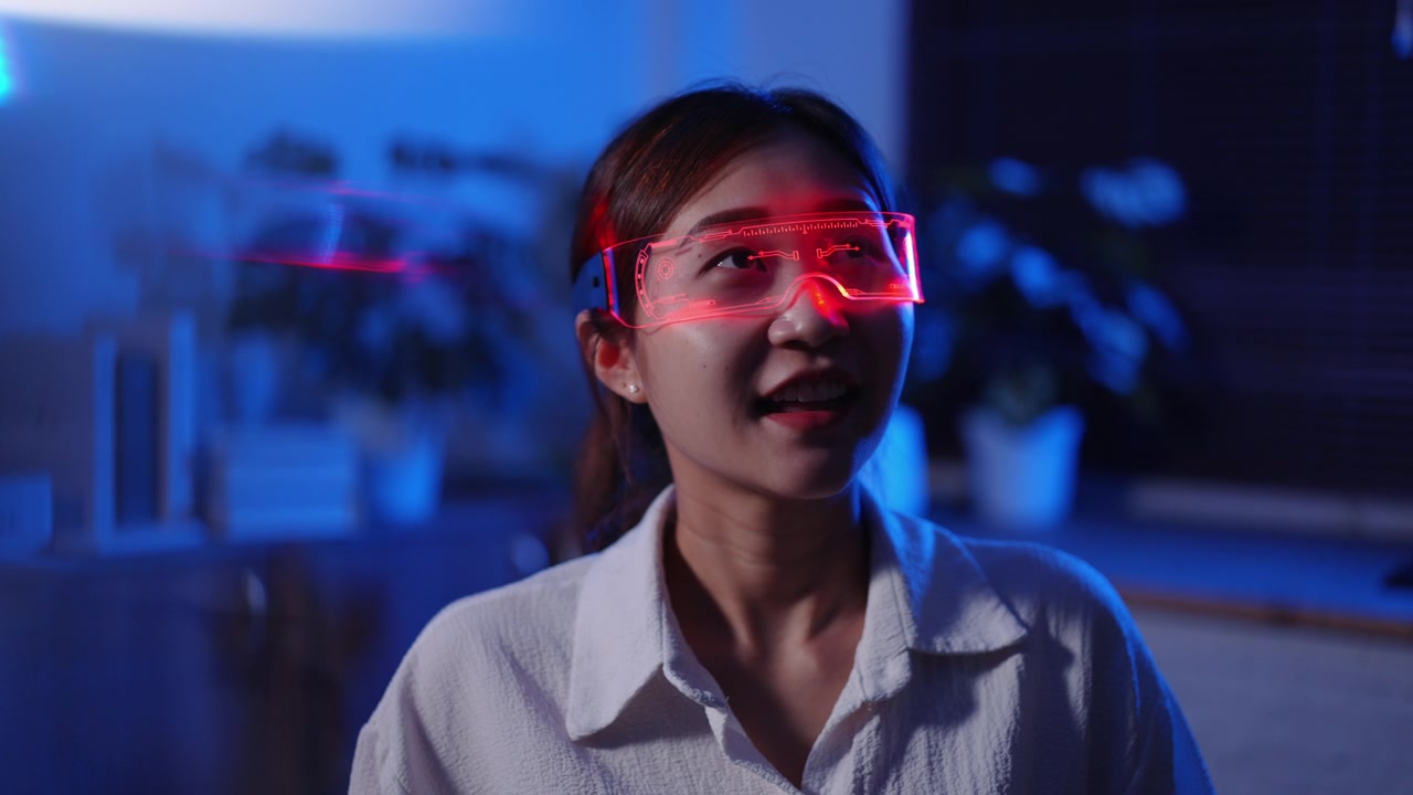 一名年轻的亚洲女子戴着虚拟现实耳机玩网络游戏，背景是霓虹灯视频素材画面4