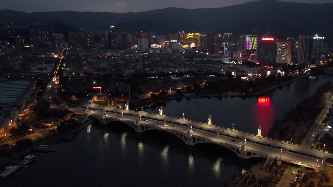 中国云南省大理，旅游城市的建筑和洱海的天际线视频素材