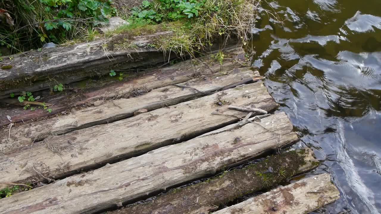 从废弃的水坝中喷出的洪流视频素材
