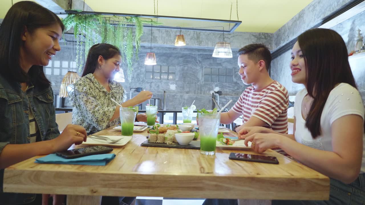 一群年轻的千禧一代喜欢在餐厅用餐视频素材画面1