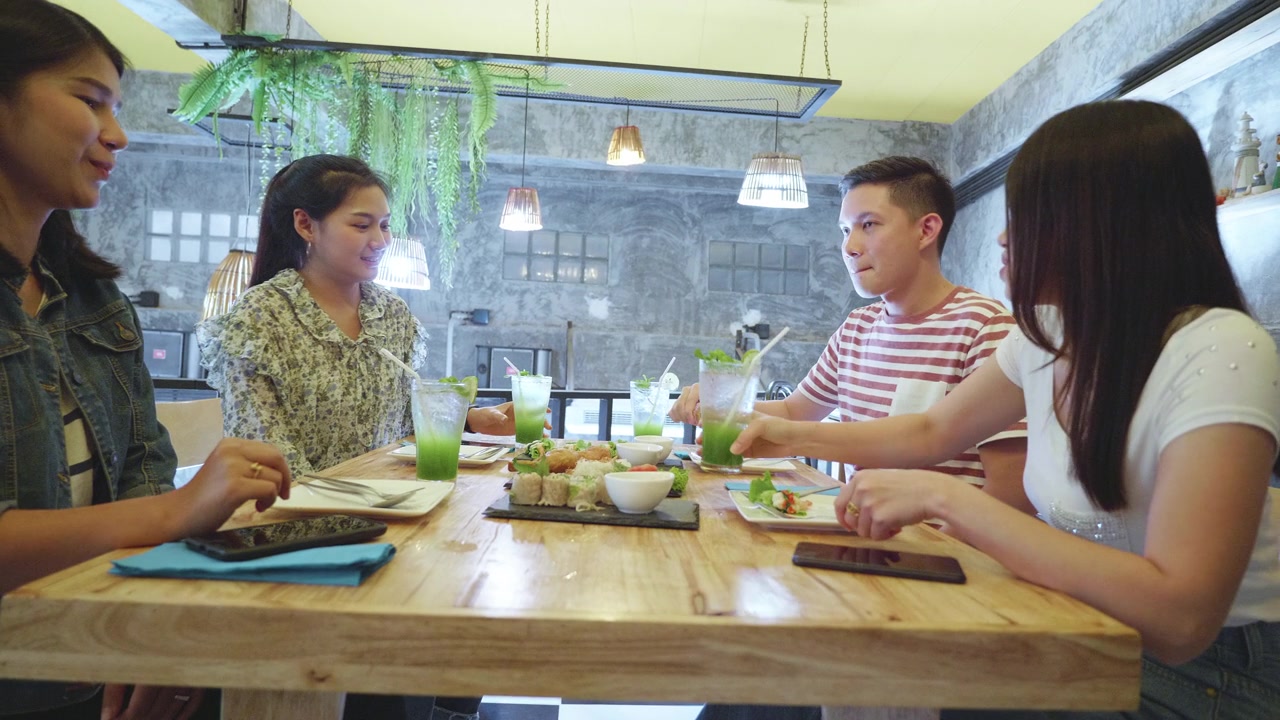 一群年轻的千禧一代喜欢在餐厅用餐视频素材画面3