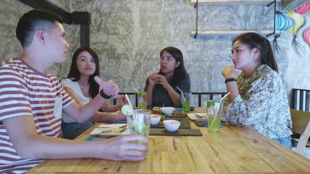 一群年轻的千禧一代喜欢在餐厅用餐视频素材画面2