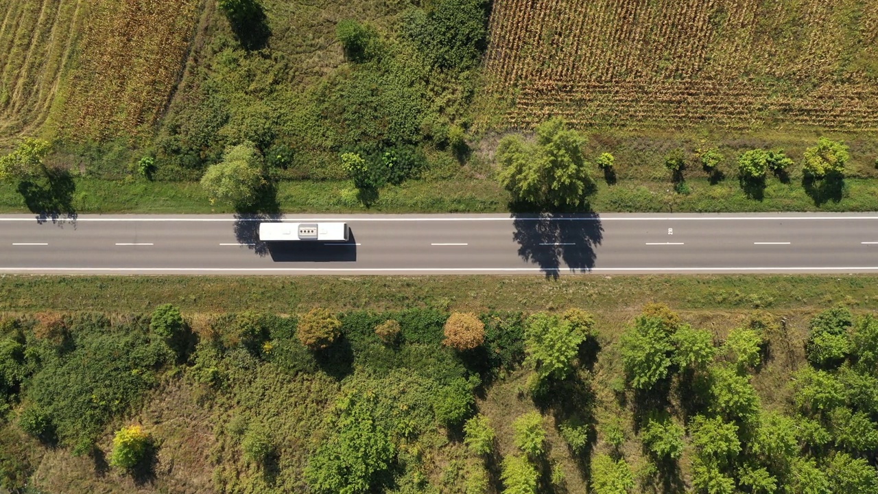 空中拍摄的小货车，轿车和长途汽车在乡村的道路上视频素材