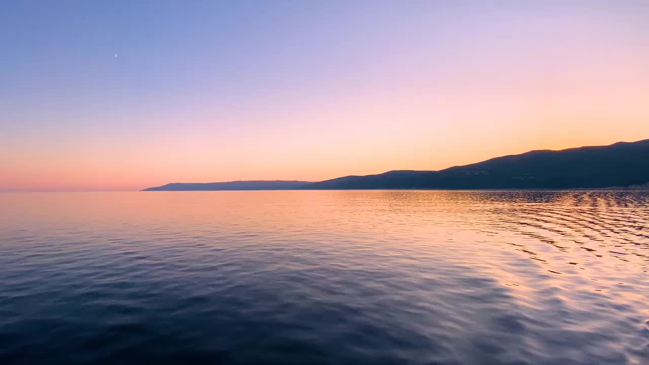 日落在海景上，天空变成粉红色和紫色视频素材