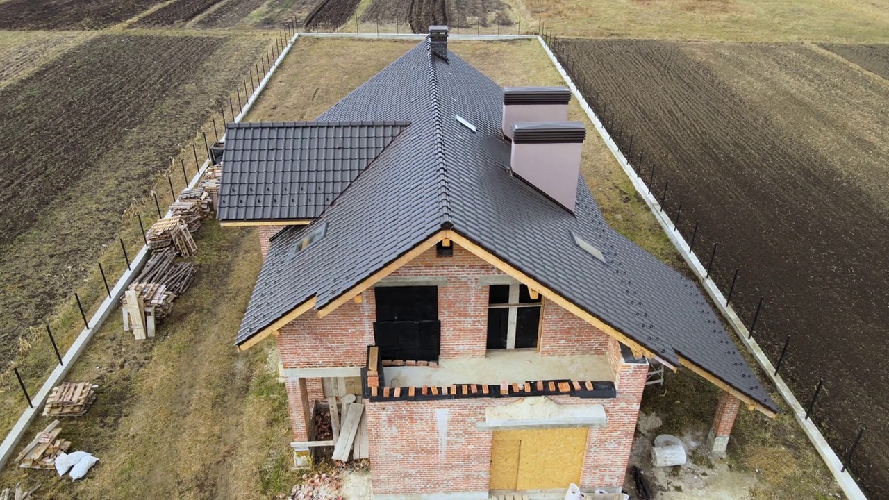 鸟瞰图的屋顶屋顶覆盖着陶瓷瓦。正在建造的建筑物的平铺覆盖物视频素材