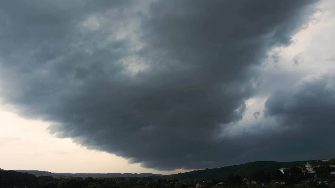 在乡村地区，雷暴期间，乌云在暴风雨天空中形成视频素材