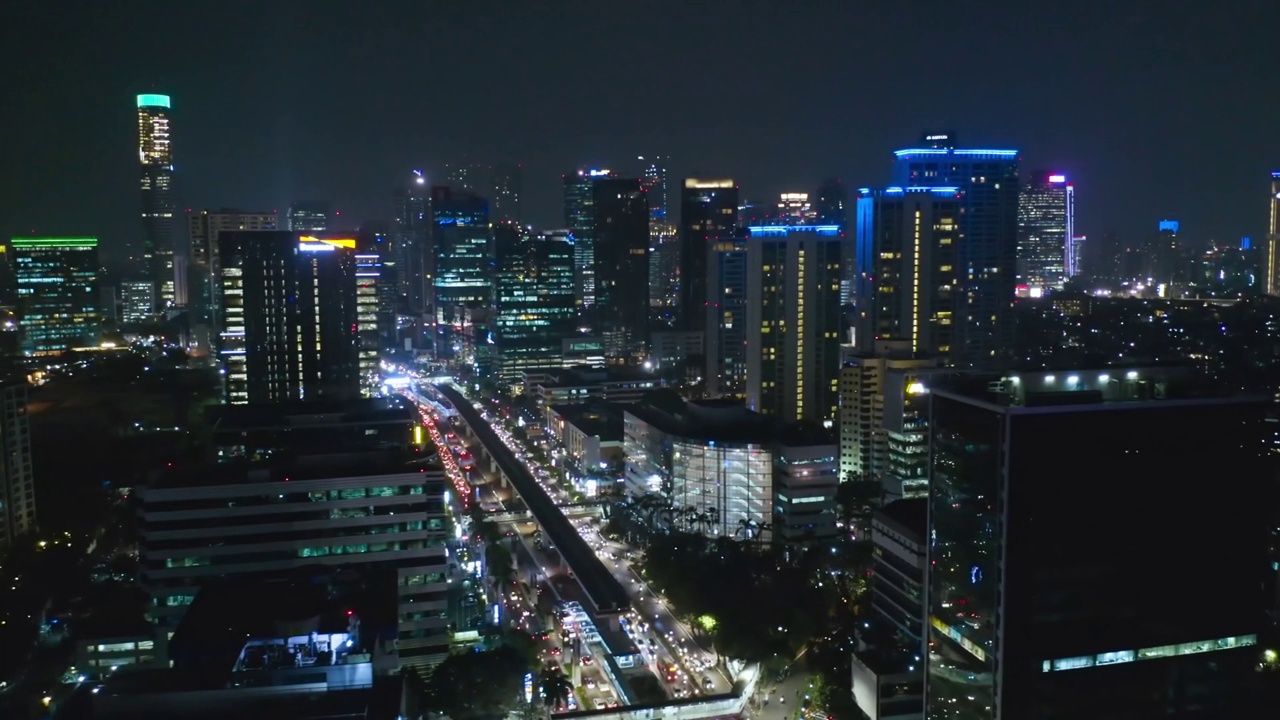 雅加达，夜晚的交通和摩天大楼视频素材