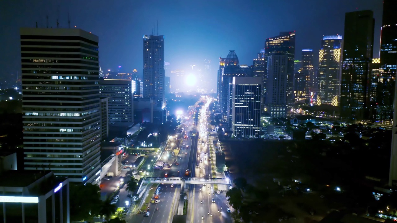 夜晚的苏迪尔曼高速公路上高楼林立视频素材