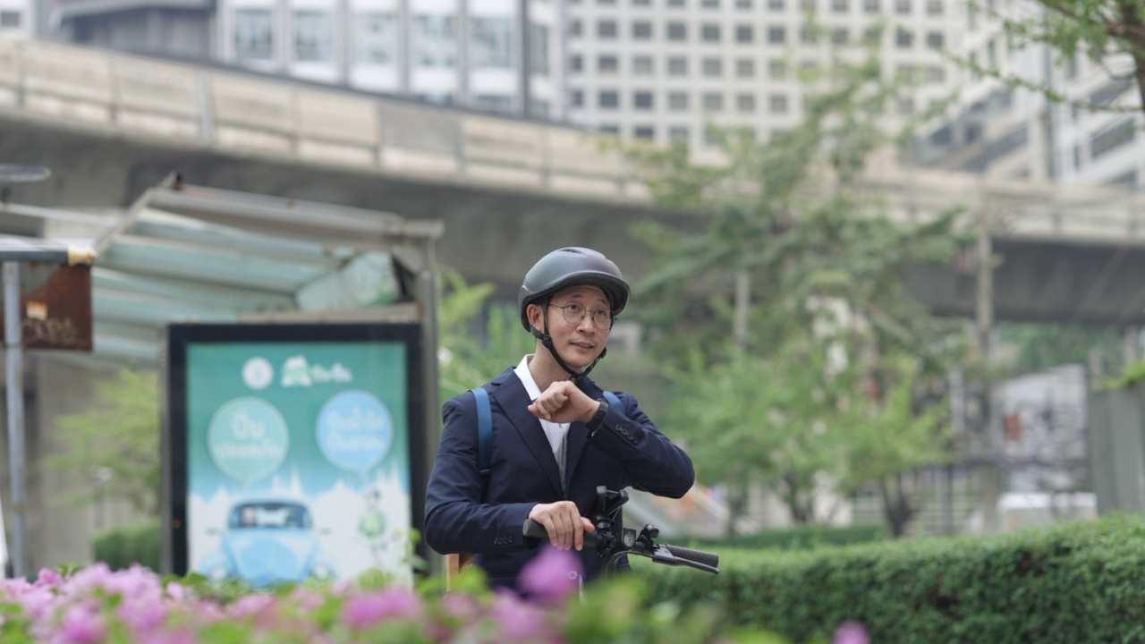 亚洲男子在大城市骑电动踏板车视频素材