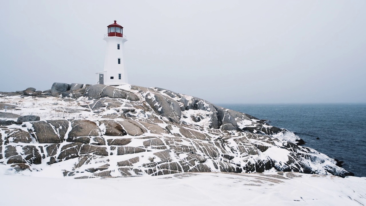 佩吉湾灯塔遭遇暴风雪视频素材