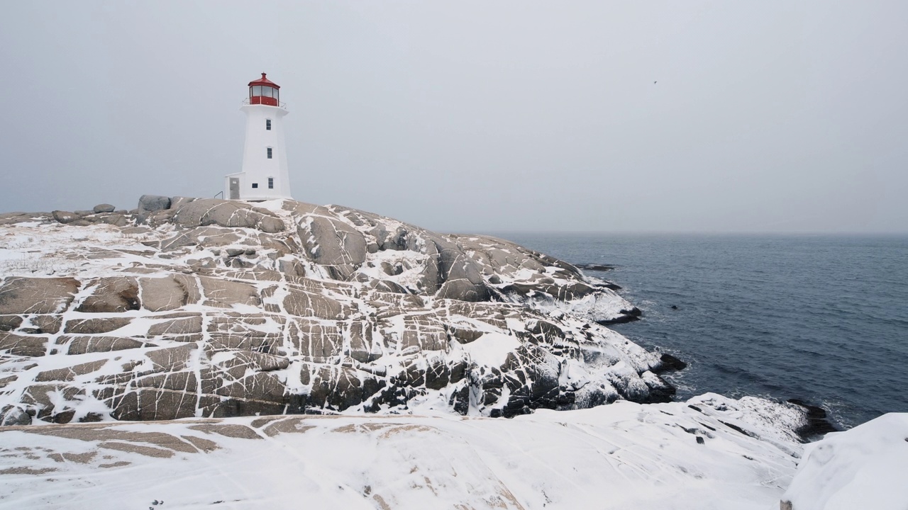 佩吉湾灯塔遭遇暴风雪视频素材