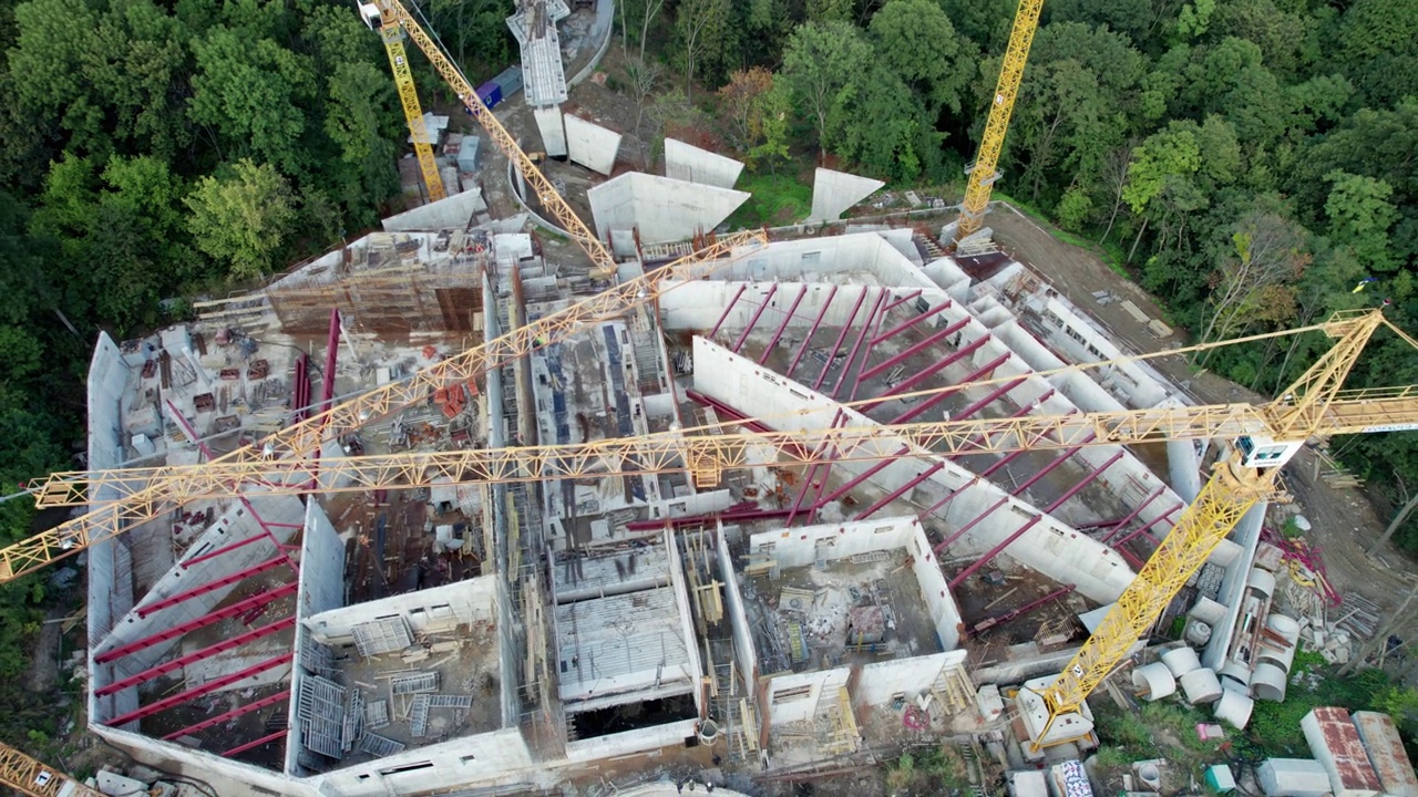 绿化区高塔起重机新建筑鸟瞰图施工视频素材