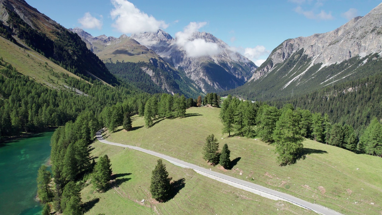 在瑞士阿尔卑斯山Albulapass，鸟瞰山谷与高山Palpuogna湖视频素材