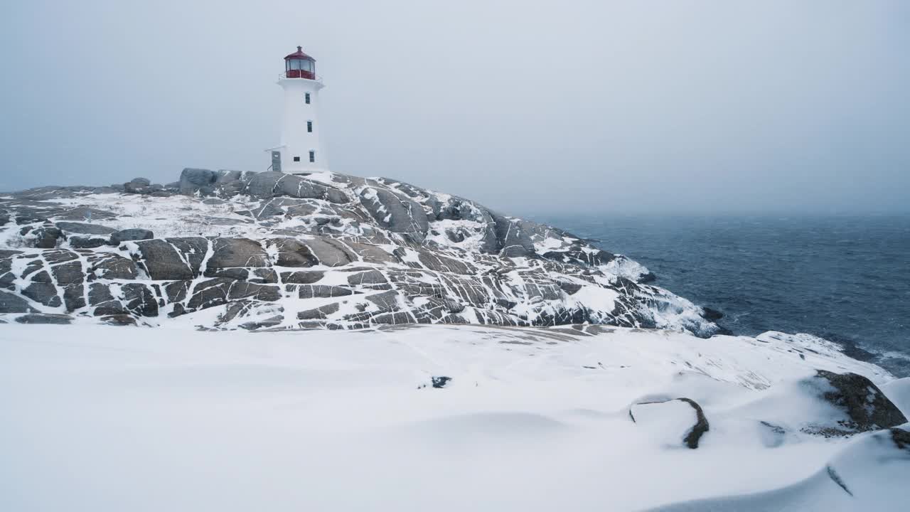 佩吉湾灯塔遭遇暴风雪视频素材