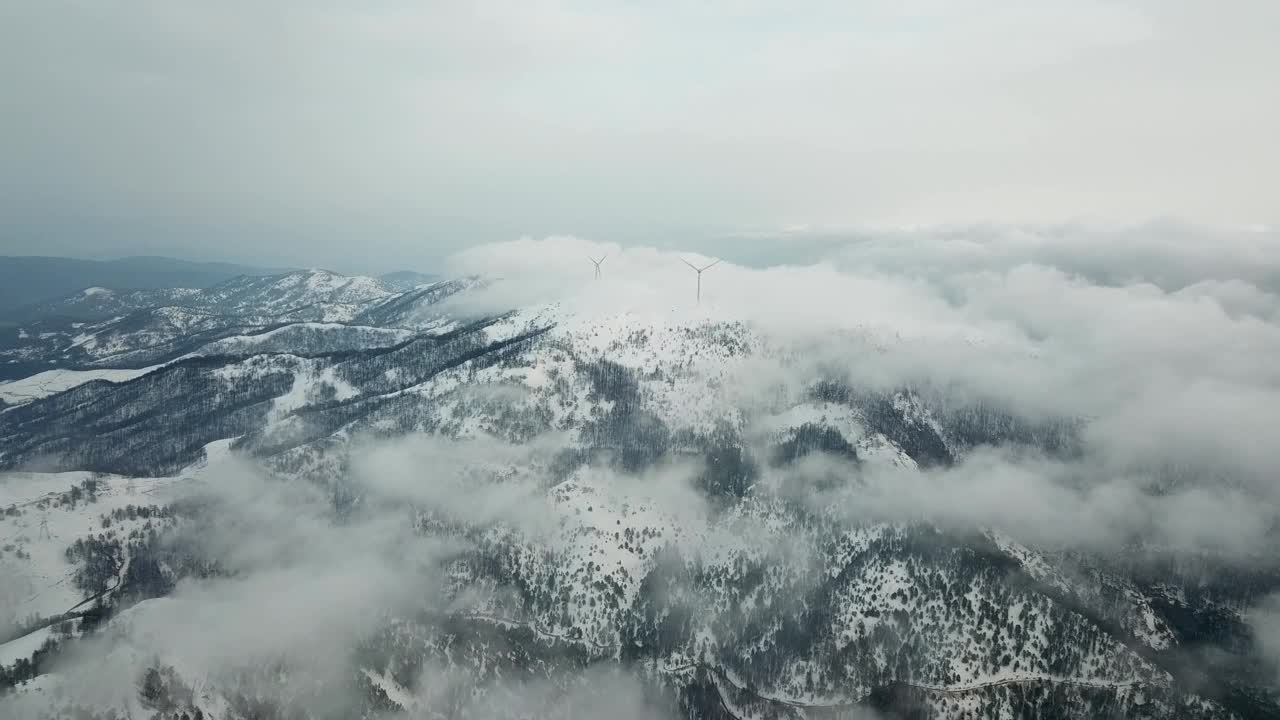 高角度的视图，在雪山和云视频素材