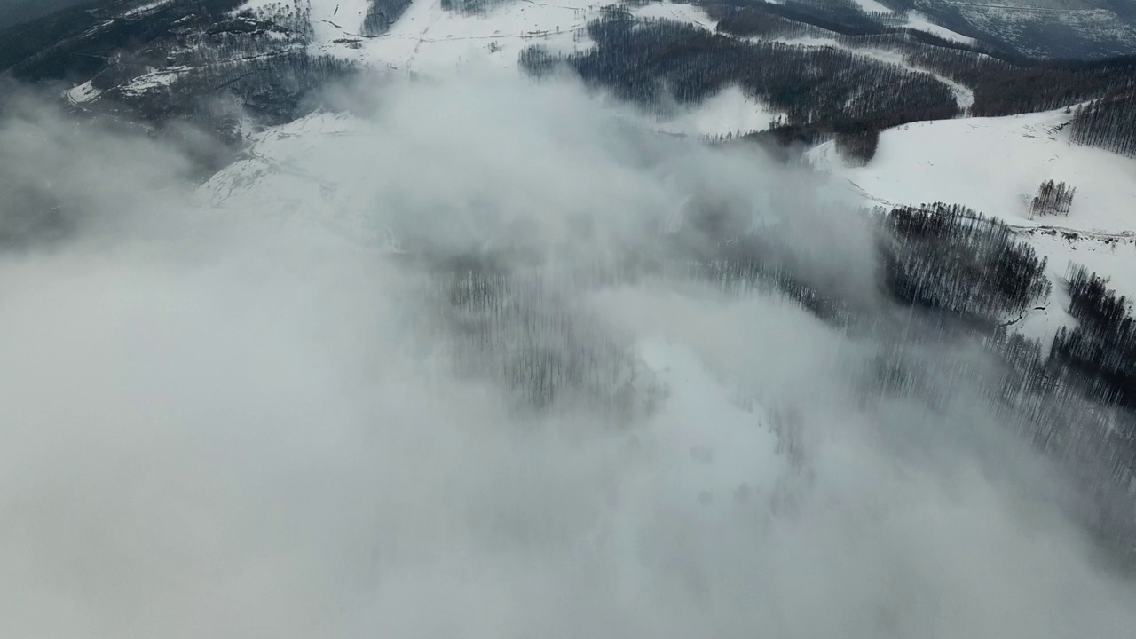 高角度的视图，在雪山和云视频素材