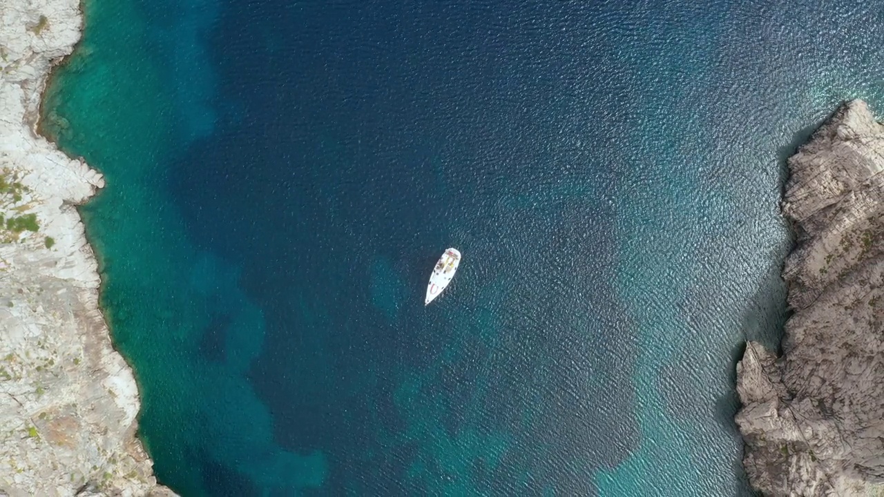 土耳其岩石海岸附近的游艇鸟瞰图。游艇，海上豪华度假视频素材