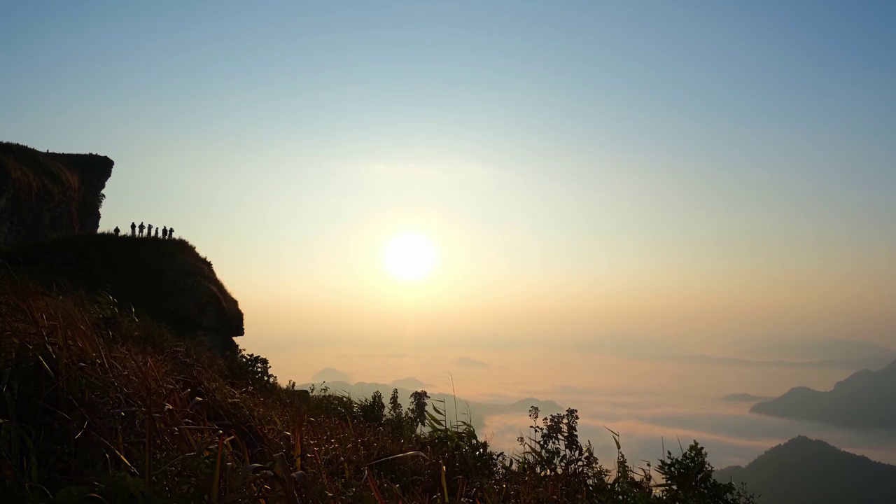 4K:日出在高山之上，晨雾在清晨缓缓流淌。群山在前景中。泰国清莱视频素材