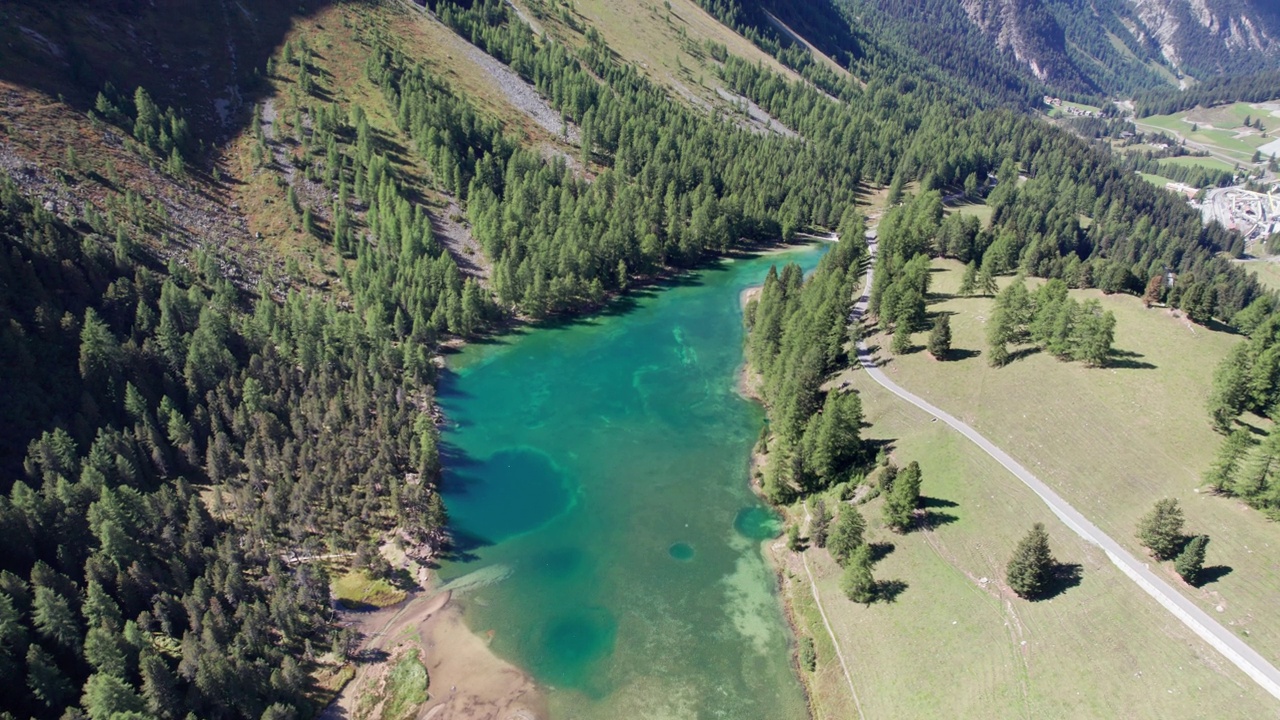 在瑞士阿尔卑斯山Albulapass，鸟瞰山谷与高山Palpuogna湖视频素材