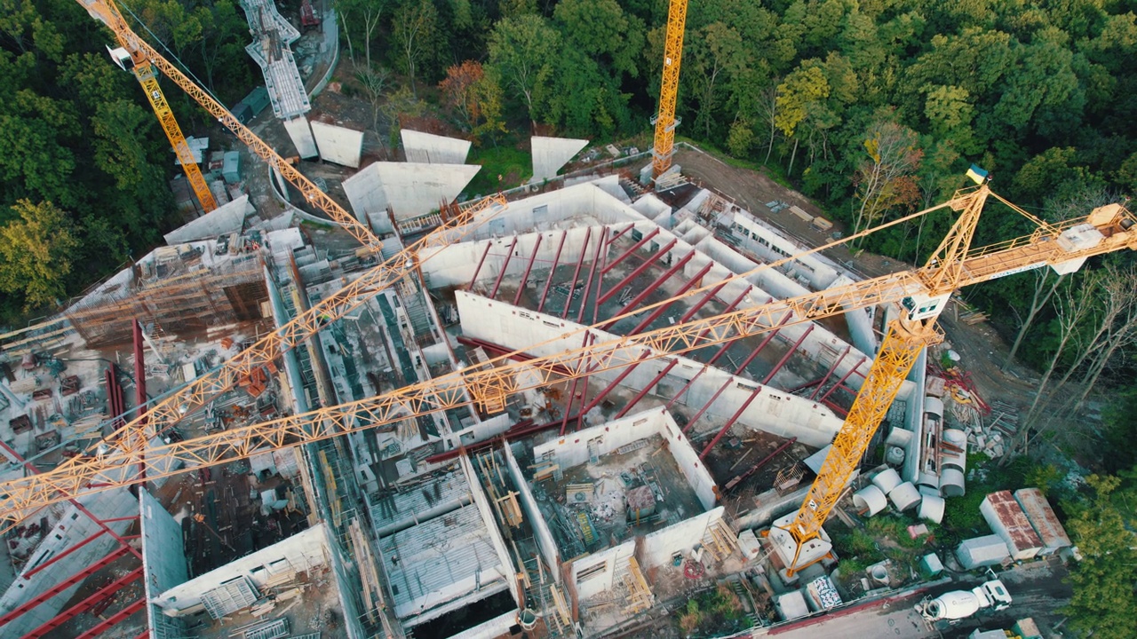 绿化区高塔起重机新建筑鸟瞰图施工视频素材