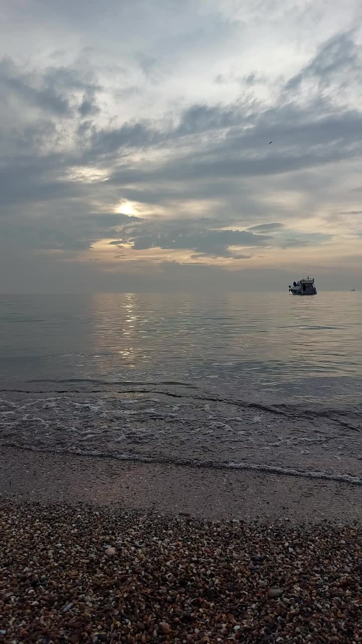 夕阳西下的马尔马拉海，远处有一艘小船视频下载