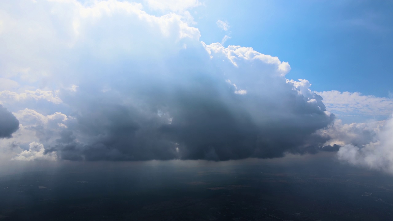 高空的暗积云在暴雨前形成的鸟瞰图视频素材