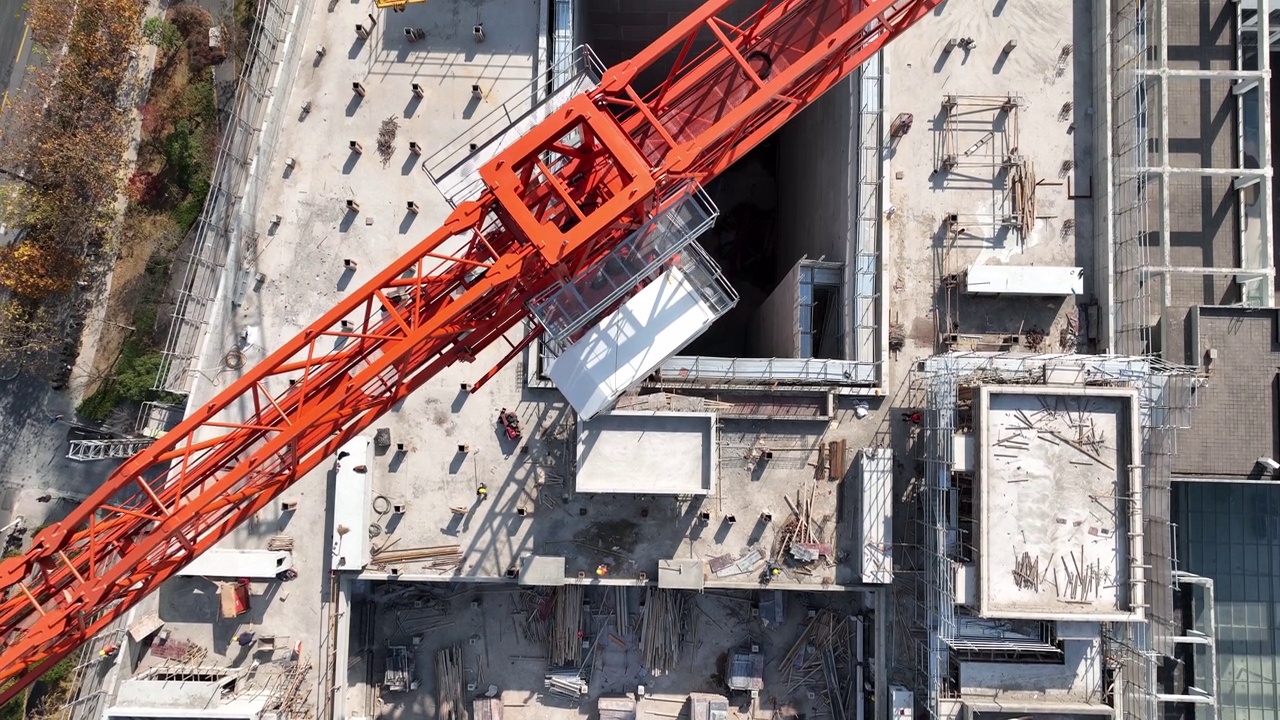 中国上海起重机和建筑工地的无人机鸟瞰图视频素材