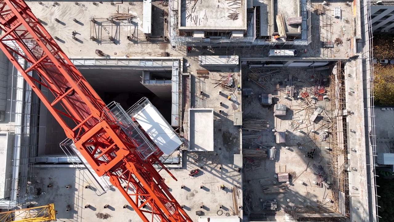 中国上海起重机和建筑工地的无人机鸟瞰图视频素材