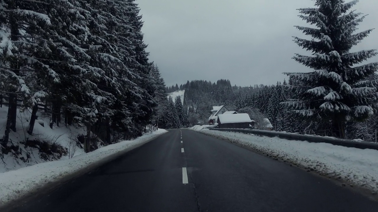 冬天的道路视图从汽车窗户暴风雪。视频素材