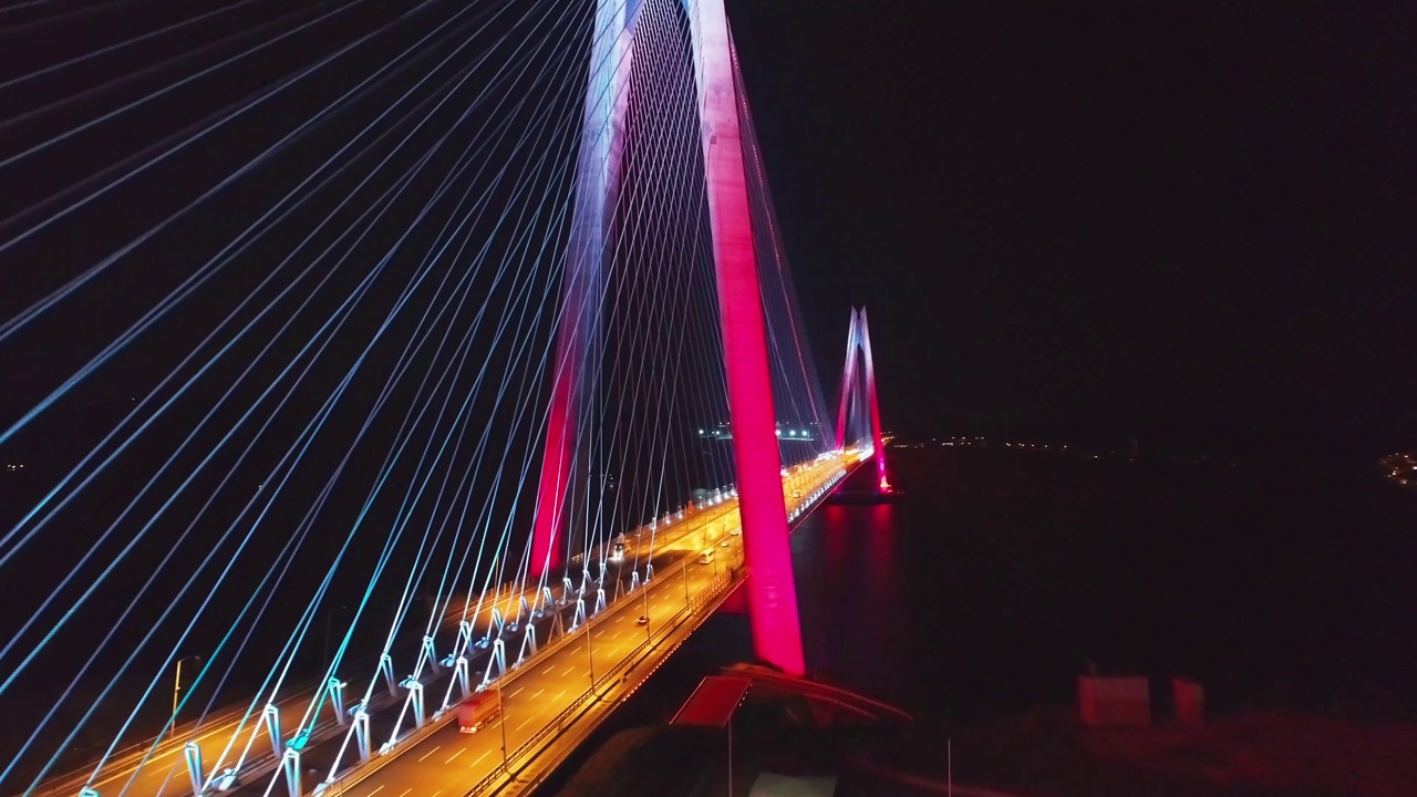 土耳其伊斯坦布尔，Yavuz Sultan Selim大桥的夜景，jb0，无人机拍摄视频素材