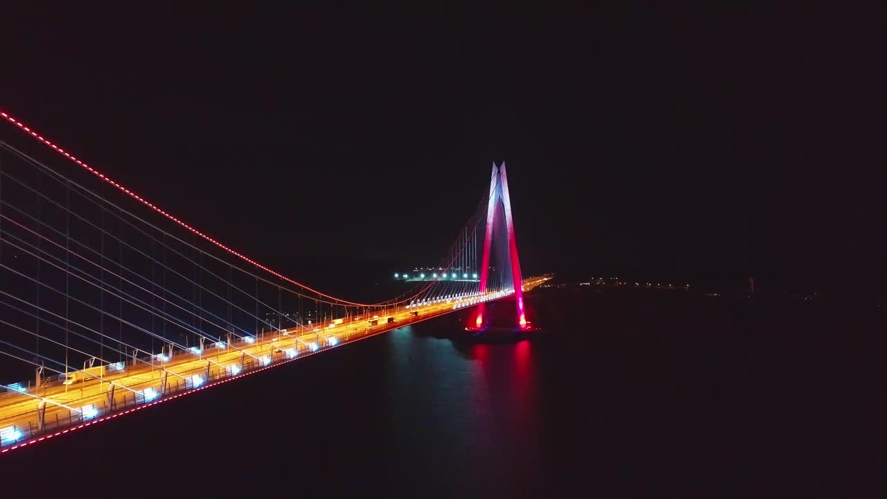 土耳其伊斯坦布尔，Yavuz Sultan Selim大桥的夜景，jb0，无人机拍摄视频素材