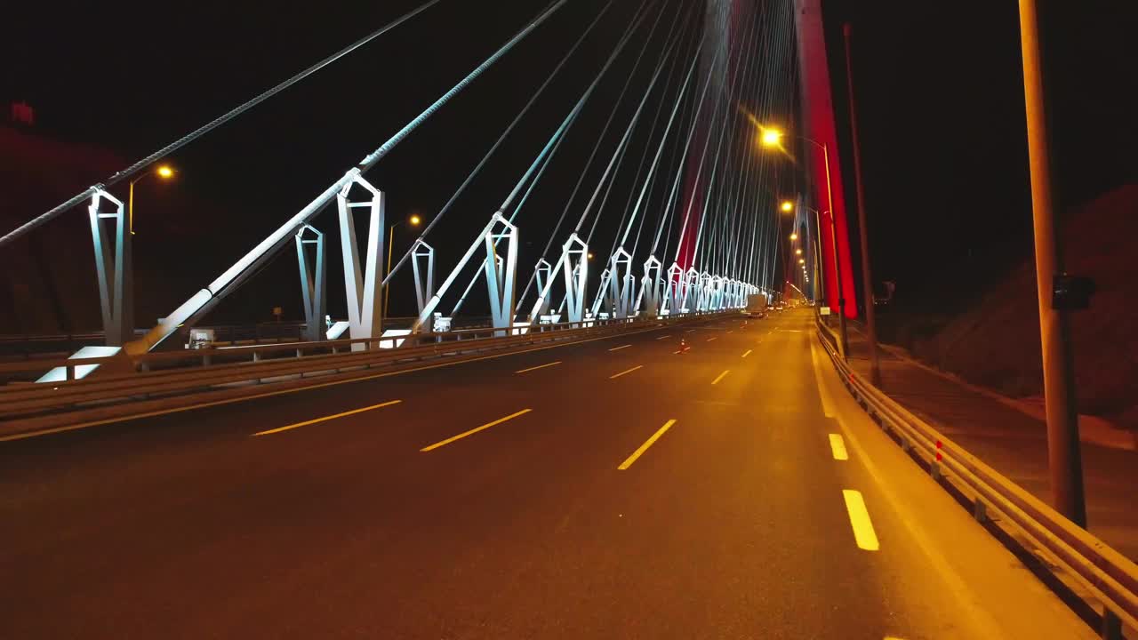 土耳其伊斯坦布尔，Yavuz Sultan Selim大桥的夜景，jb0，无人机拍摄视频素材