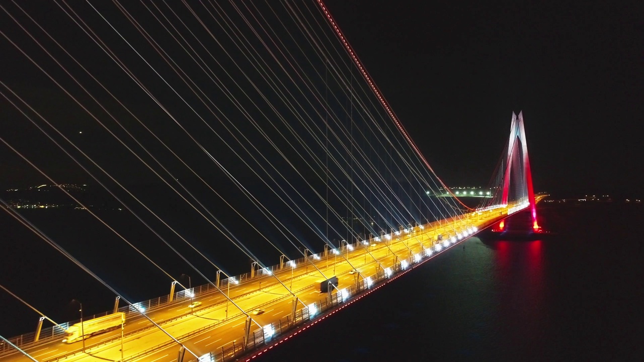 土耳其伊斯坦布尔，Yavuz Sultan Selim大桥的夜景，jb0，无人机拍摄视频素材