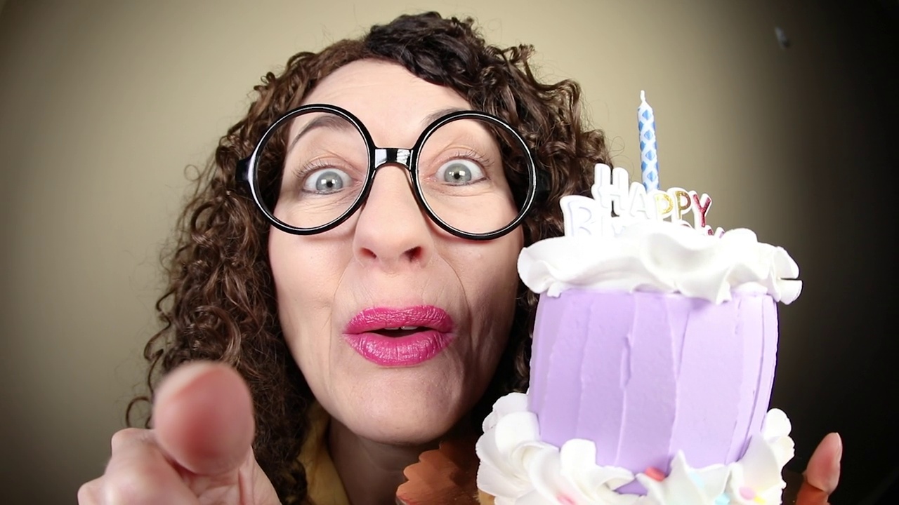 捧着蛋糕唱生日歌的女人视频素材画面1