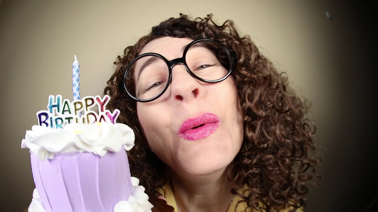 捧着蛋糕唱生日歌的女人视频素材画面3