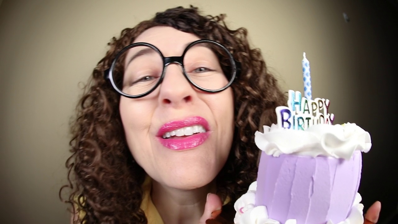 捧着蛋糕唱生日歌的女人视频素材画面4