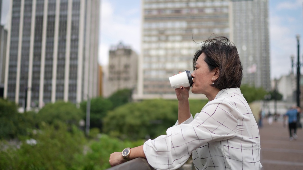 成熟的女商人休息一下，在城市里沉思视频素材