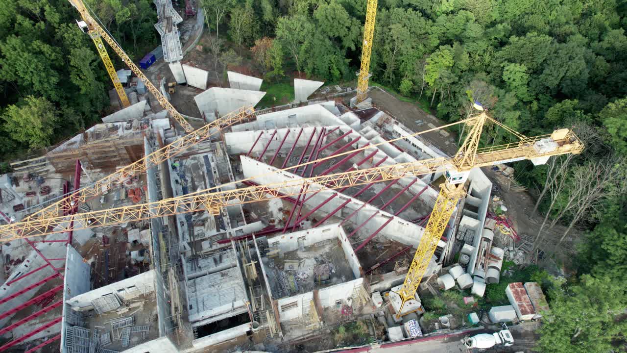 绿化区高塔起重机新建筑鸟瞰图施工视频素材