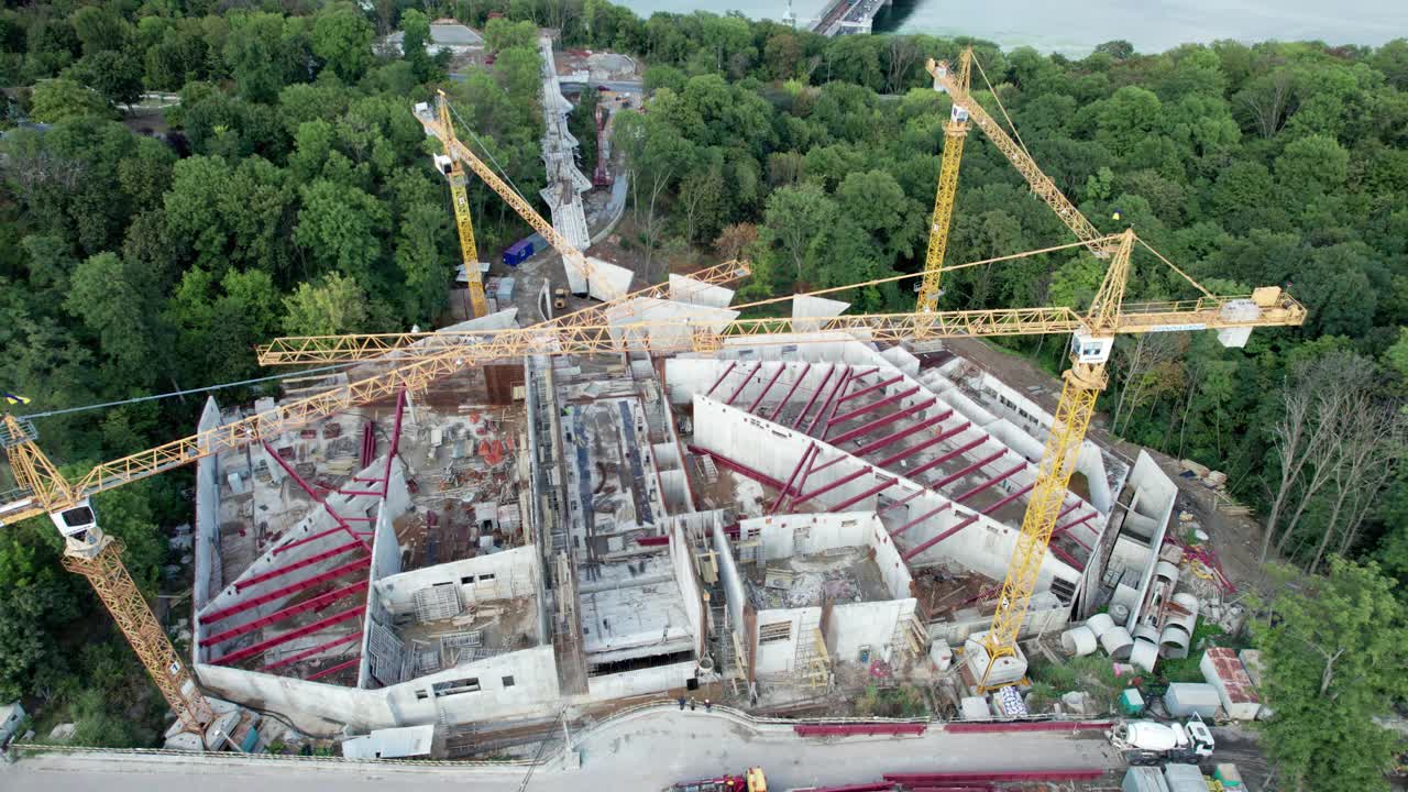 绿化区高塔起重机新建筑鸟瞰图施工视频素材