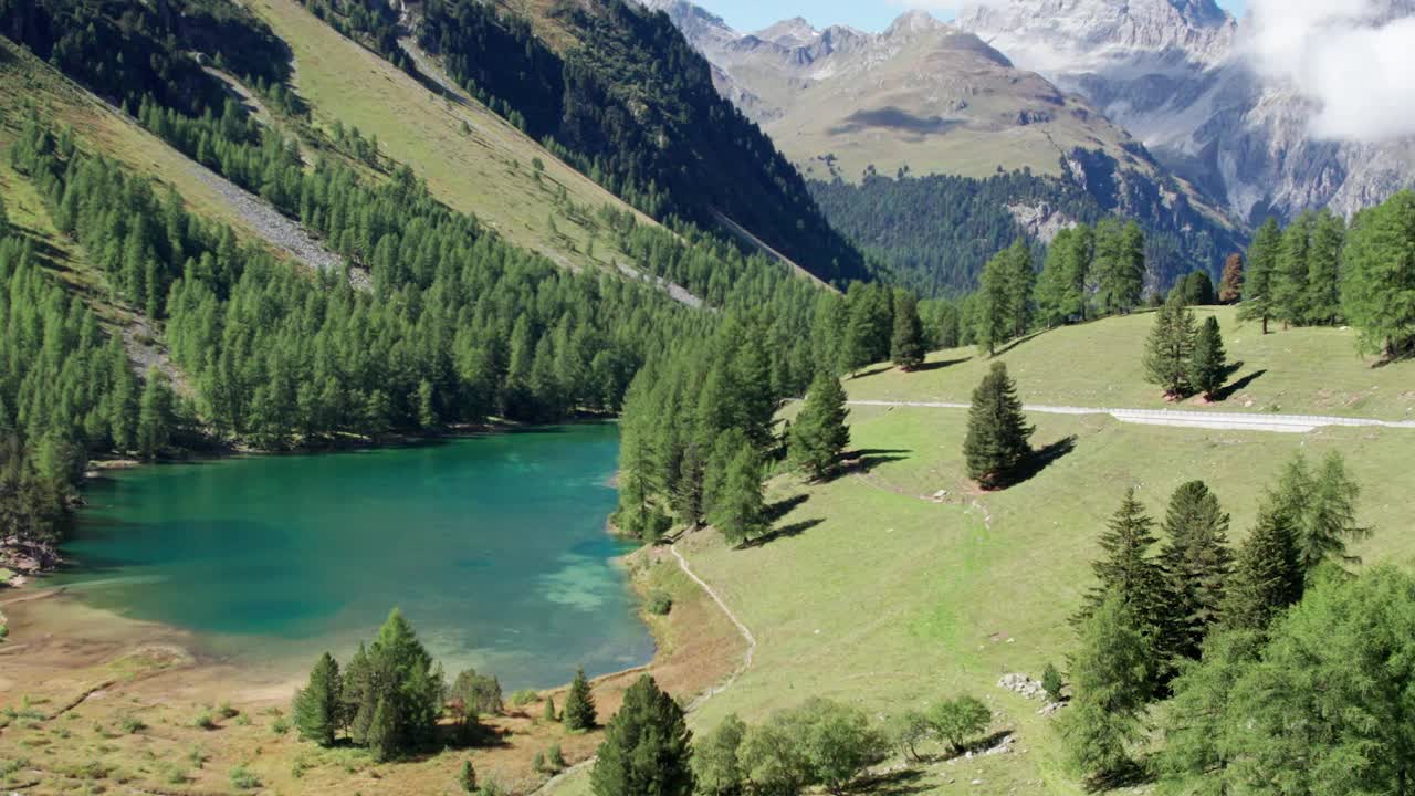 在瑞士阿尔卑斯山Albulapass，鸟瞰山谷与高山Palpuogna湖视频素材