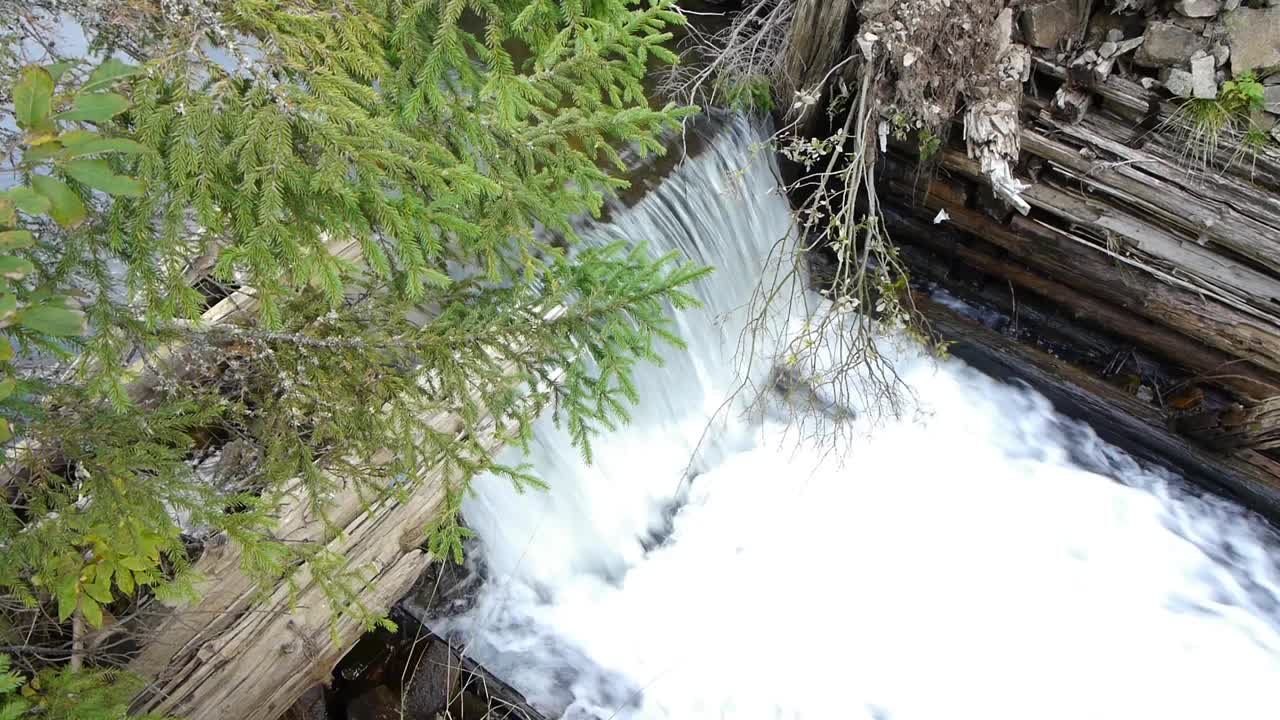 从废弃的水坝中喷出的洪流视频素材