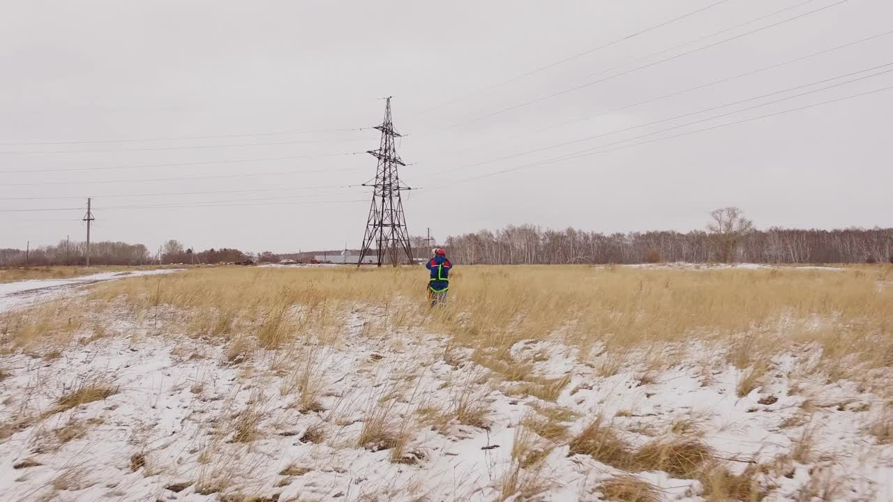 电工工程师去雪地上的电线视频素材