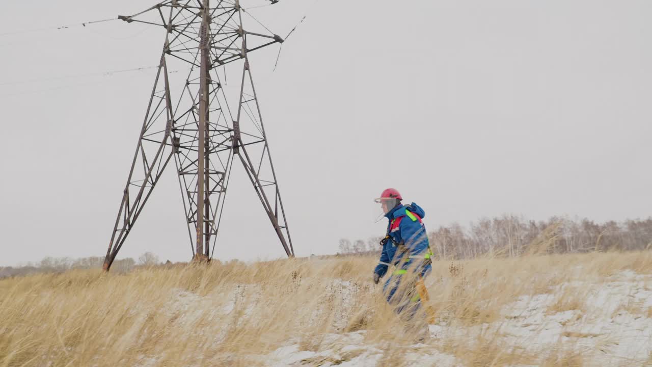 电工在雪地里修理电线视频素材